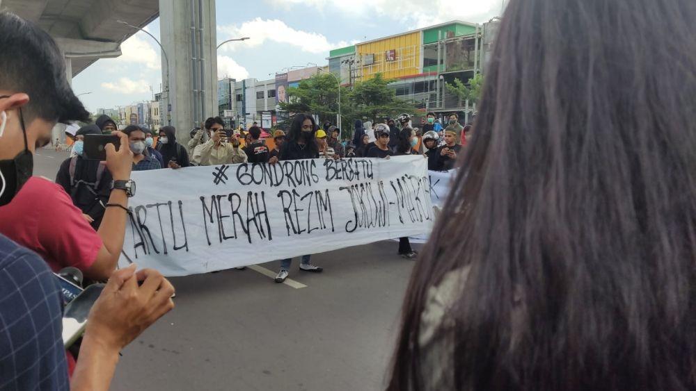 Sekelompok Pria Berambut Gondrong Ikut Demo di Makassar, Siapa Mereka?