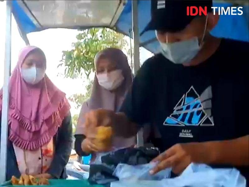 Ahmad Fauzi penjual martabak balung. IDN Times/Ardiansyah Fajar.