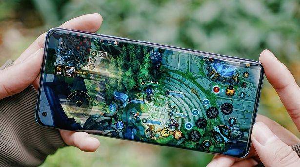 ilustrasi bermain game di Xiaomi Mi 11 Ultra (tipsmake.com)