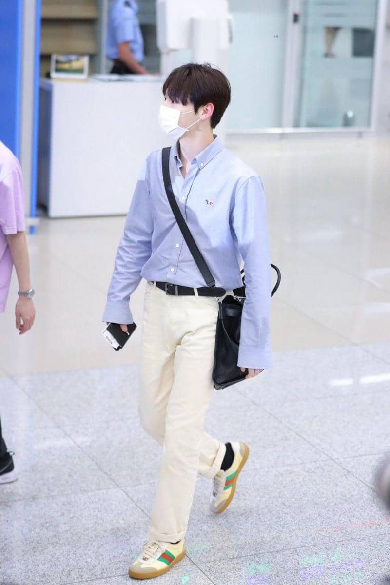 kemeja Doyoung NCT (twitter.com/TheDailyNoona)