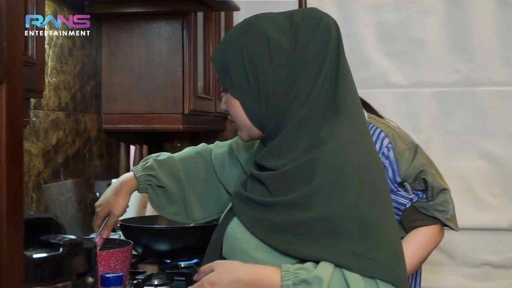 Nagita Slavina dan Aurel Hermansyah masak sahur bareng (YouTube.com/Rans Entertainment/)