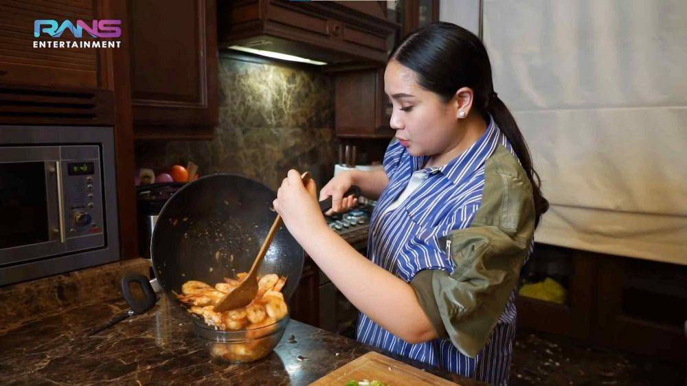Nagita Slavina dan Aurel Hermansyah masak sahur bareng (YouTube.com/Rans Entertainment/)