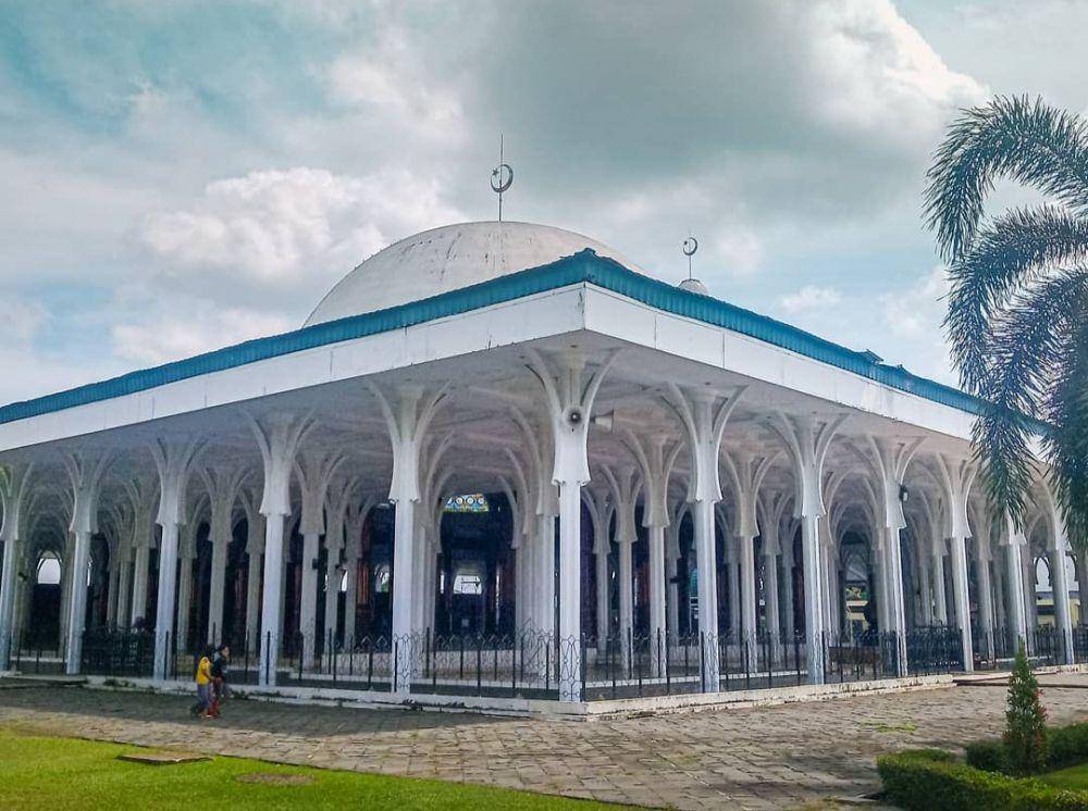Masjid Seribu Tiang (instagram.com/ezcapetheroom)