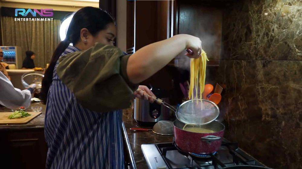 Nagita Slavina dan Aurel Hermansyah masak sahur bareng (YouTube.com/Rans Entertainment/)