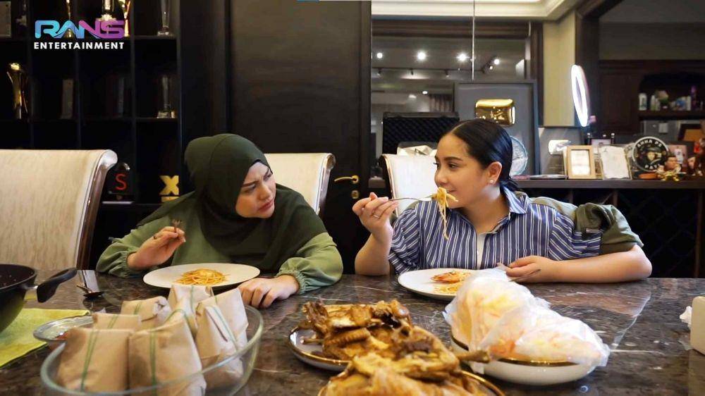 Nagita Slavina dan Aurel Hermansyah masak sahur bareng (YouTube.com/Rans Entertainment/)