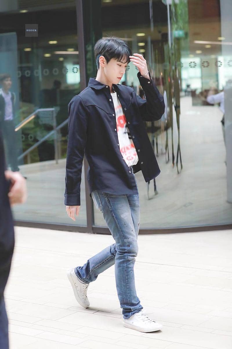 kemeja Doyoung NCT (twitter.com/TheDailyNoona)