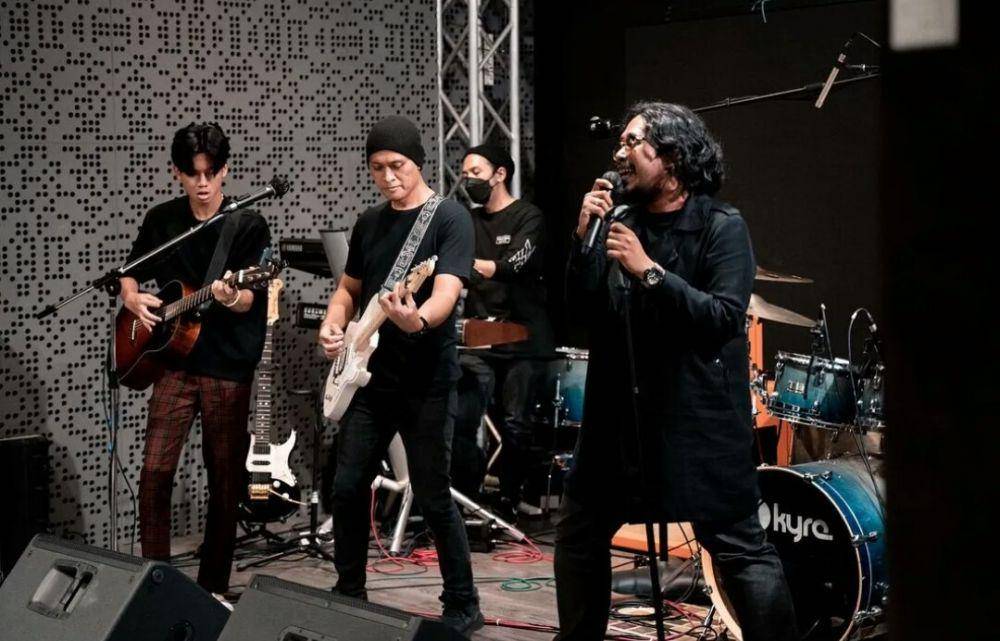 potret Andra Ramadhan manggung bareng Zavi sang anak (instagram.com/andra_photo)