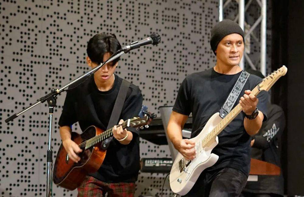 potret Andra Ramadhan manggung bareng Zavi sang anak (instagram.com/andra_photo)