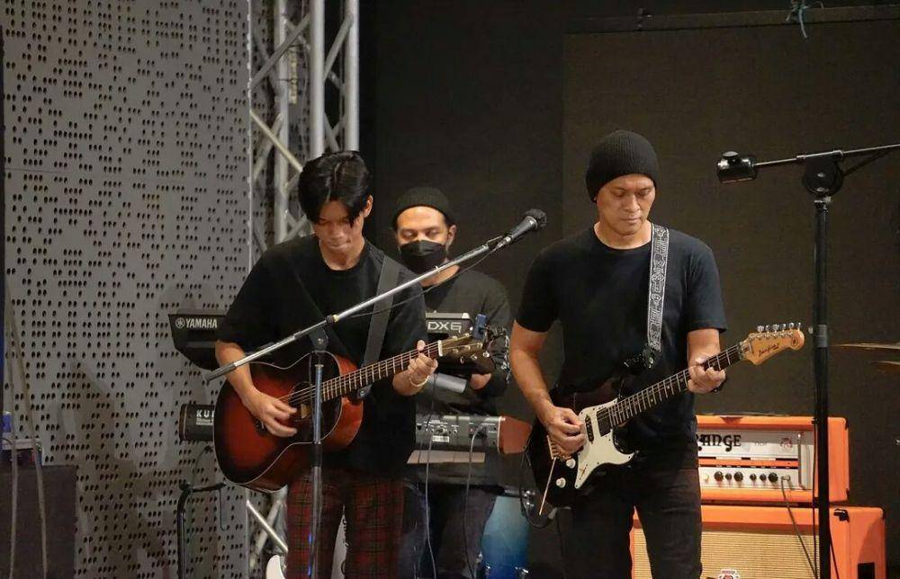 potret Andra Ramadhan manggung bareng Zavi sang anak (instagram.com/andra_photo)