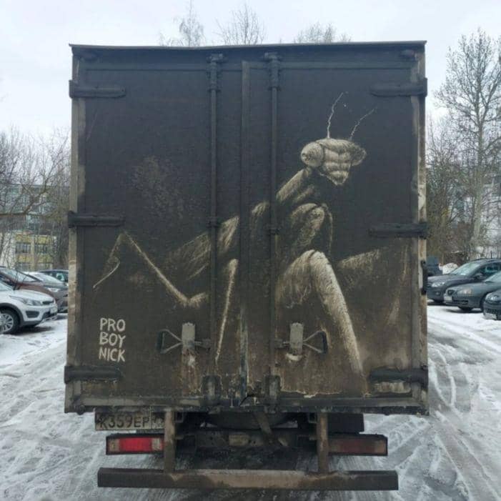 potret lukisan dari debu di mobil kotor (instagram.com/proboynick)