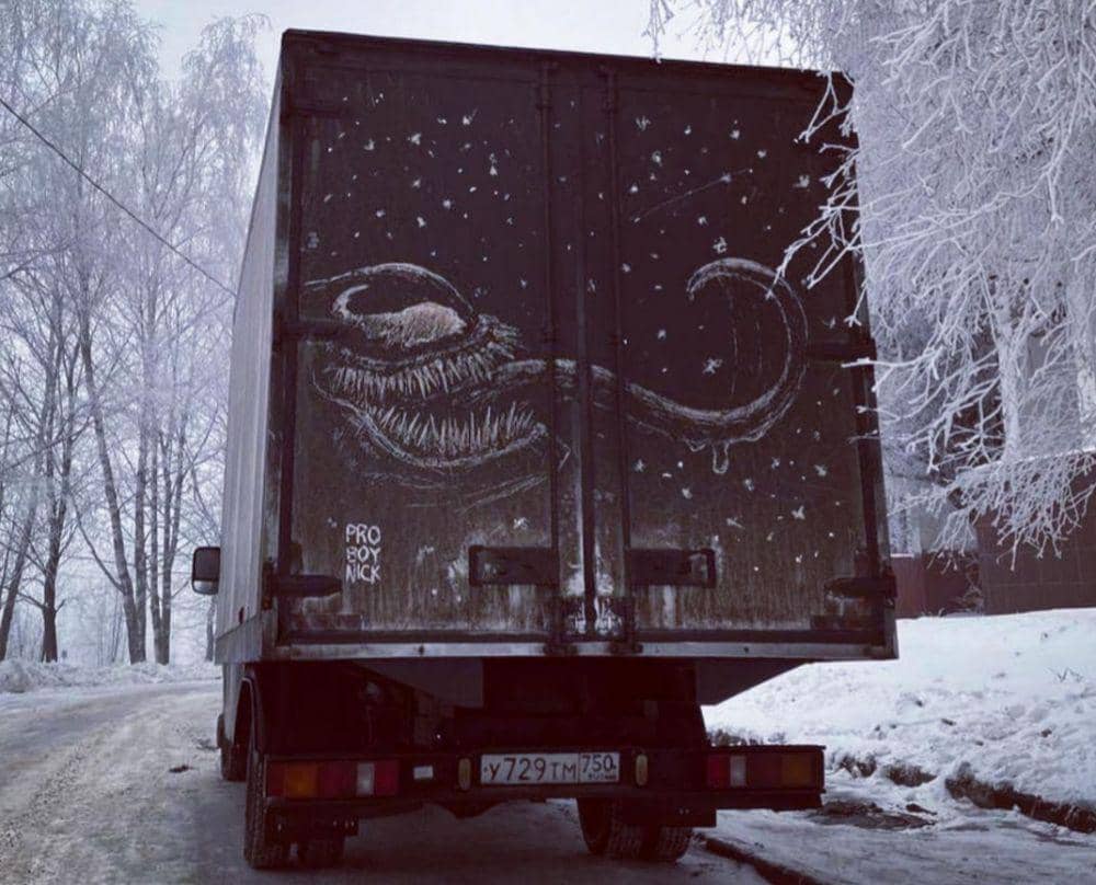 potret lukisan dari debu di mobil kotor (instagram.com/proboynick)