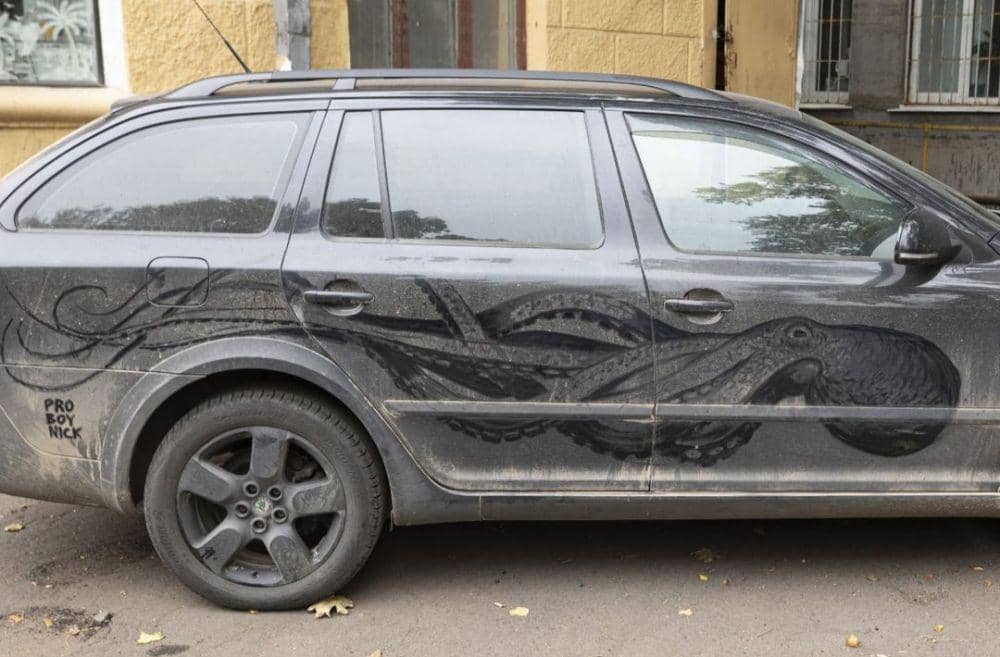 potret lukisan dari debu di mobil kotor (instagram.com/proboynick)