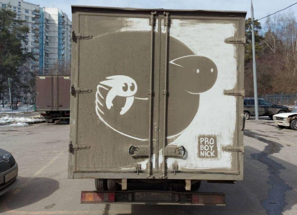 potret lukisan dari debu di mobil kotor (instagram.com/proboynick)