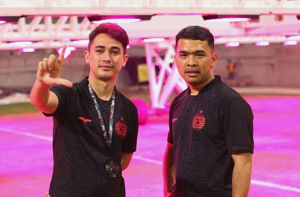 9 Potret Putra Siregar dan Rico Valentino, Umroh Bareng!