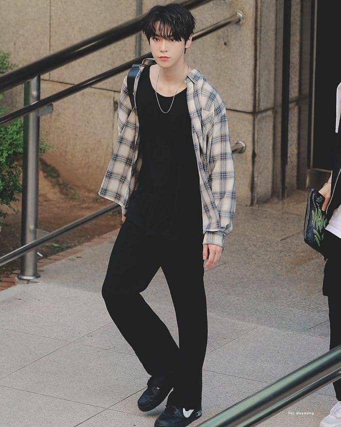 kemeja Doyoung NCT (instagram.com/nctunited00)