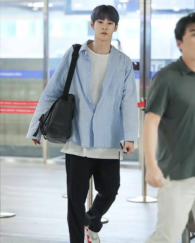 kemeja Doyoung NCT (instagram.com/nctunited00)