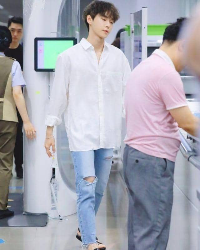 kemeja Doyoung NCT (instagram.com/nctunited00)