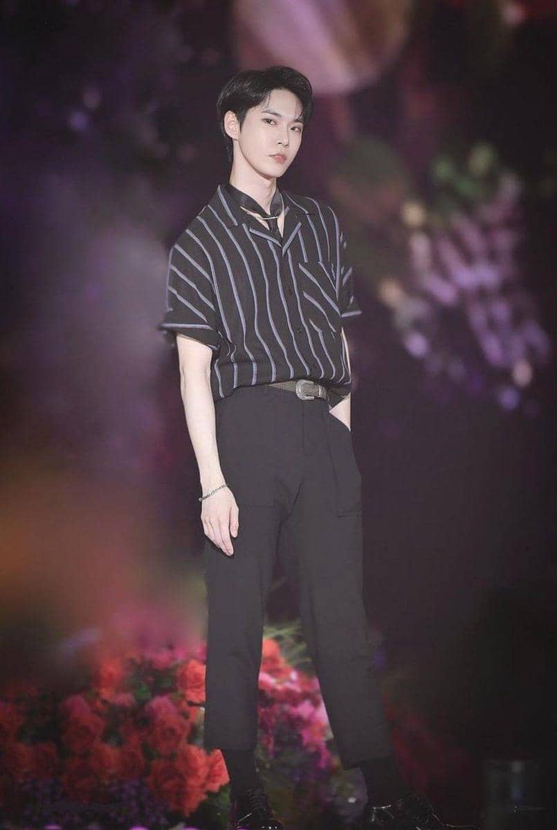 kemeja Doyoung NCT (instagram.com/nctunited00)