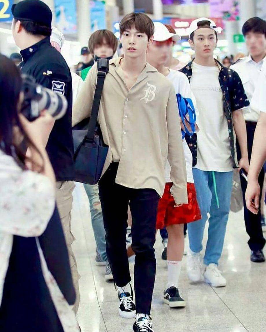 kemeja Doyoung NCT (instagram.com/nctunited00)