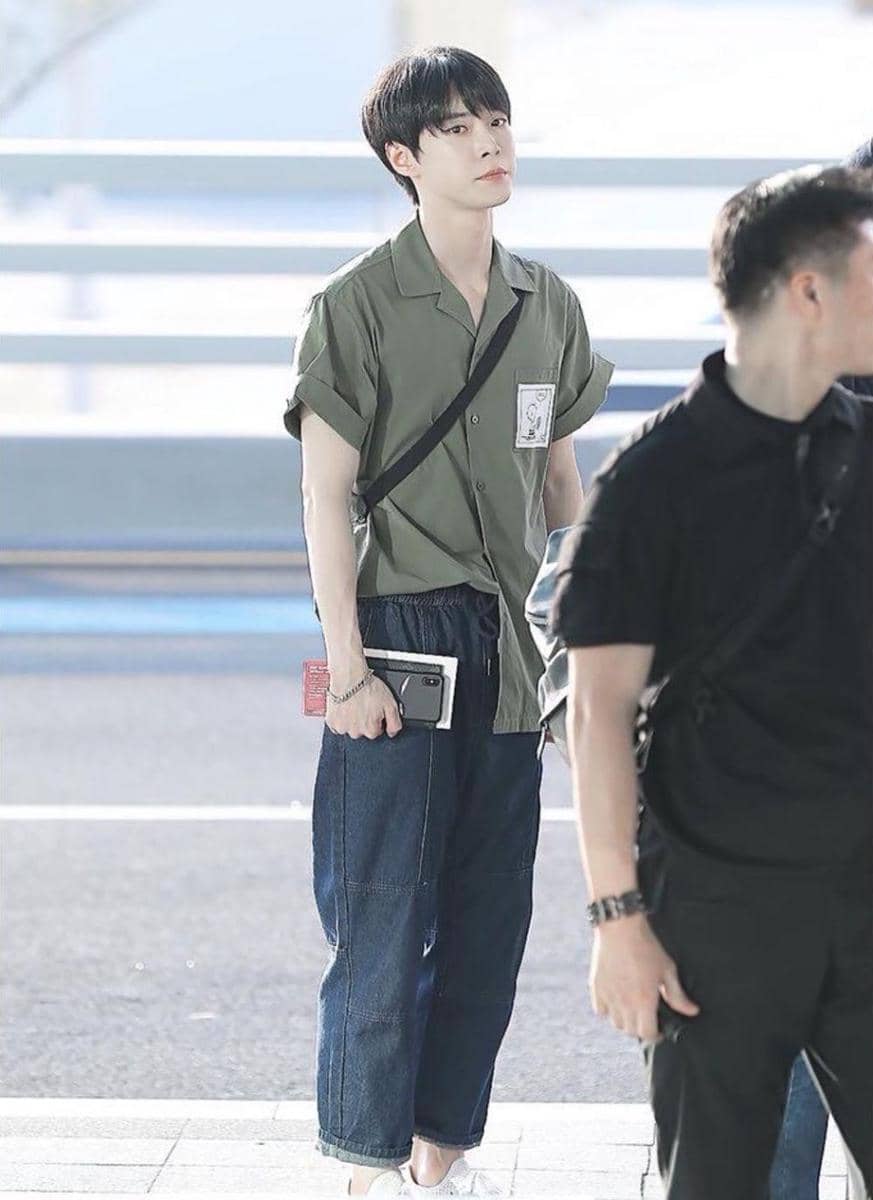 kemeja Doyoung NCT (instagram.com/nctunited00)