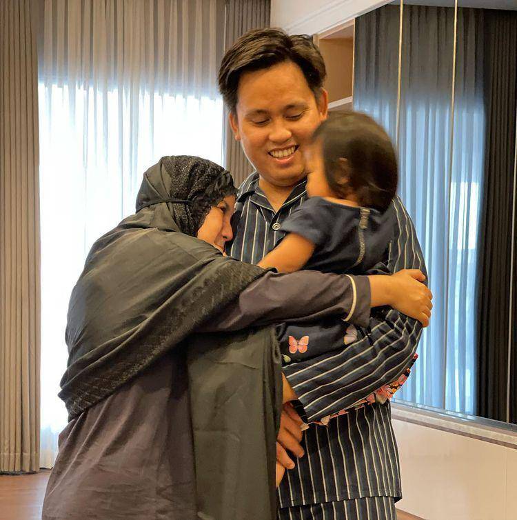 potret Chaca Frederica bersama suami dan anak (instagram.com/chafrederica)