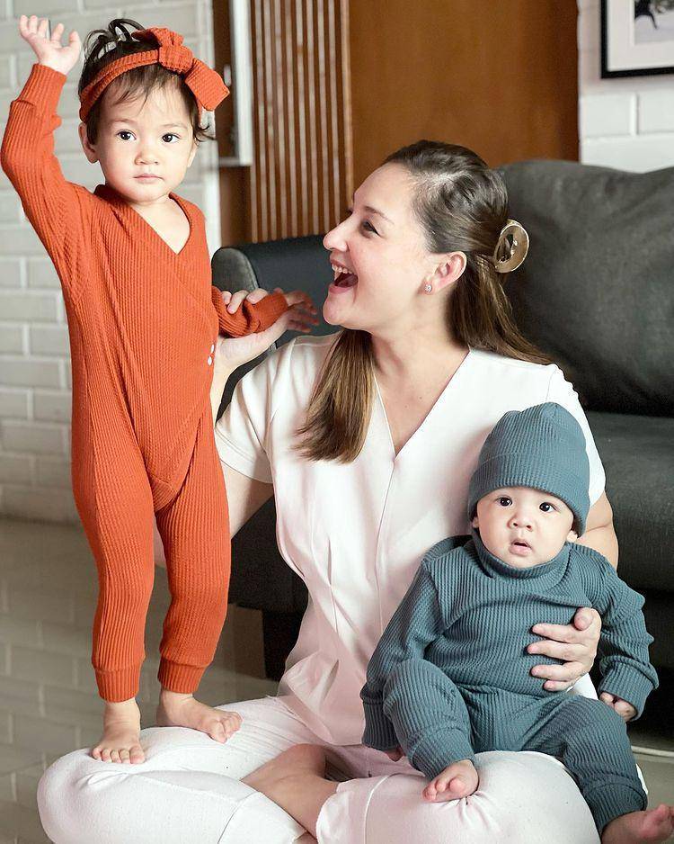 potret Mona Ratuliu bersama dua anaknya (instagram.com/monaratuliu)