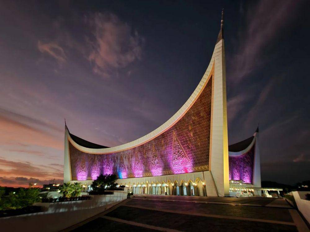 Masjid Raya Sumatera Barat (instagram.com/kriz_nugroho)