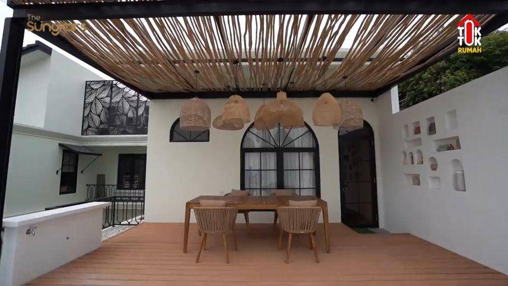 potret rooftop Shireen Sungkar (youtube/The Sungkars)