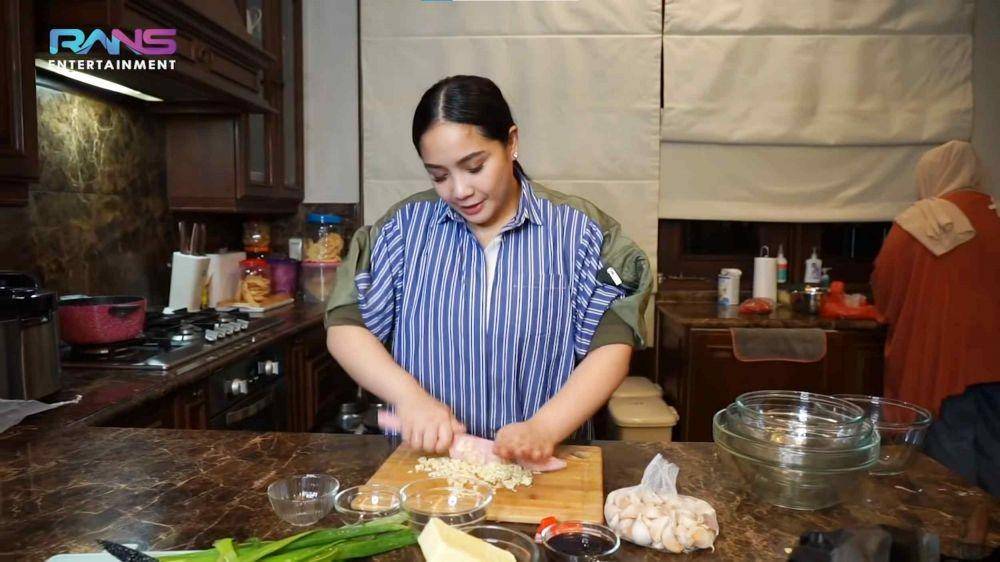 Nagita Slavina dan Aurel Hermansyah masak sahur bareng (YouTube.com/Rans Entertainment/)
