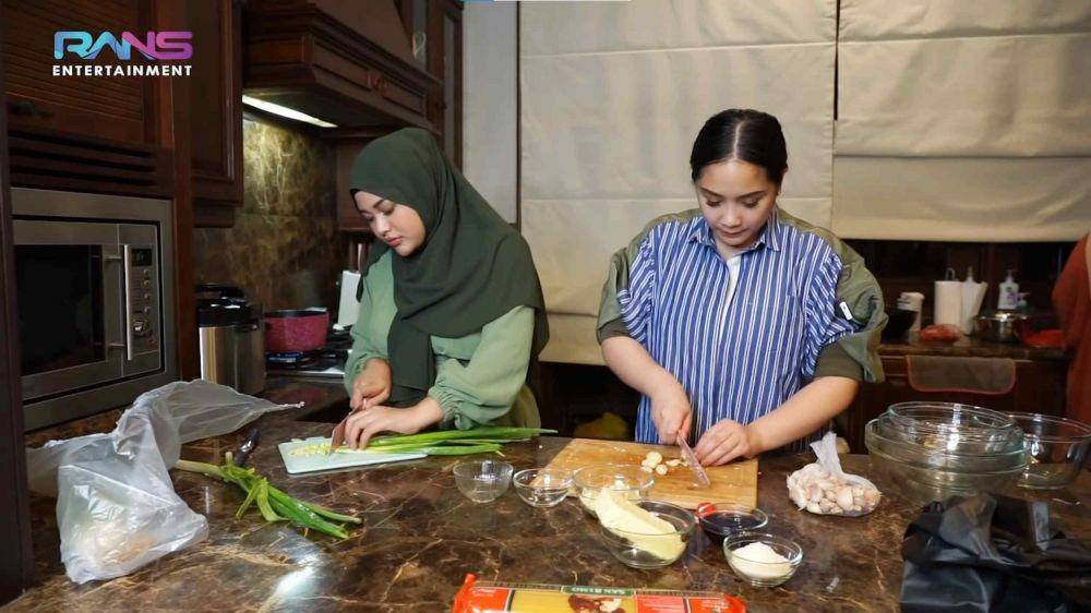 Nagita Slavina dan Aurel Hermansyah masak sahur bareng (YouTube.com/Rans Entertainment/)