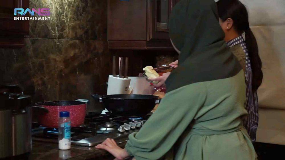 Nagita Slavina dan Aurel Hermansyah masak sahur bareng (YouTube.com/Rans Entertainment/)