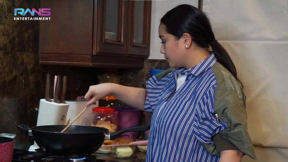Nagita Slavina dan Aurel Hermansyah masak sahur bareng (YouTube.com/Rans Entertainment/)