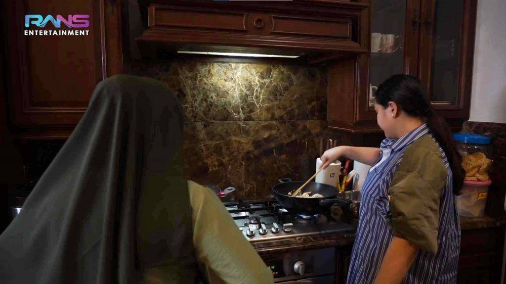Nagita Slavina dan Aurel Hermansyah masak sahur bareng (YouTube.com/Rans Entertainment/)
