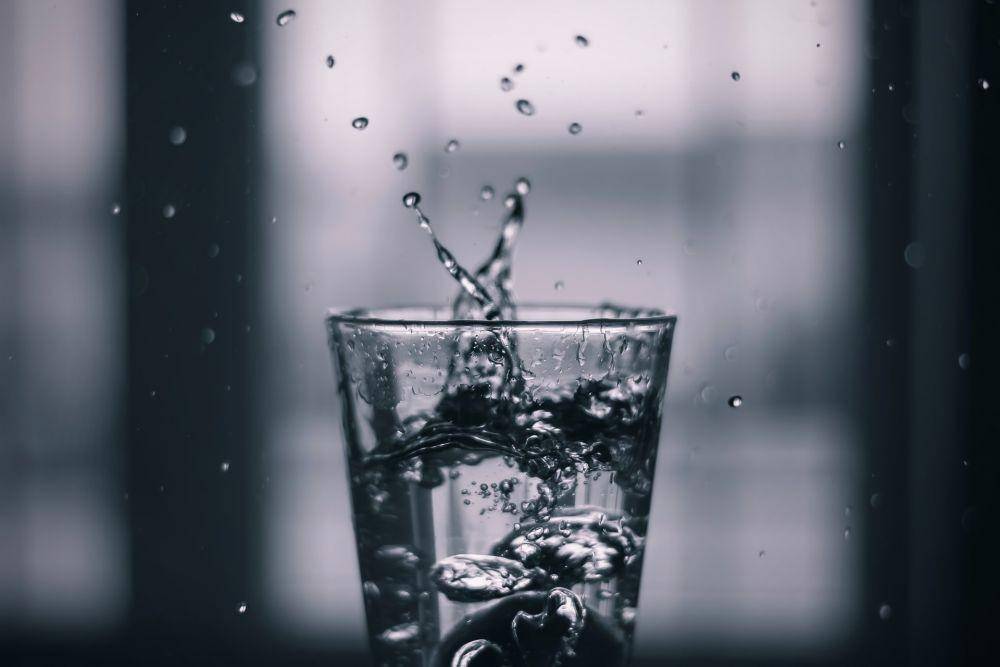 ilustrasi segelas air putih (unsplash.com/Andrew Ren)