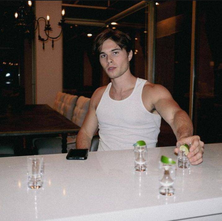 Elias Kacavas (instagram.com/eliaskacavas)