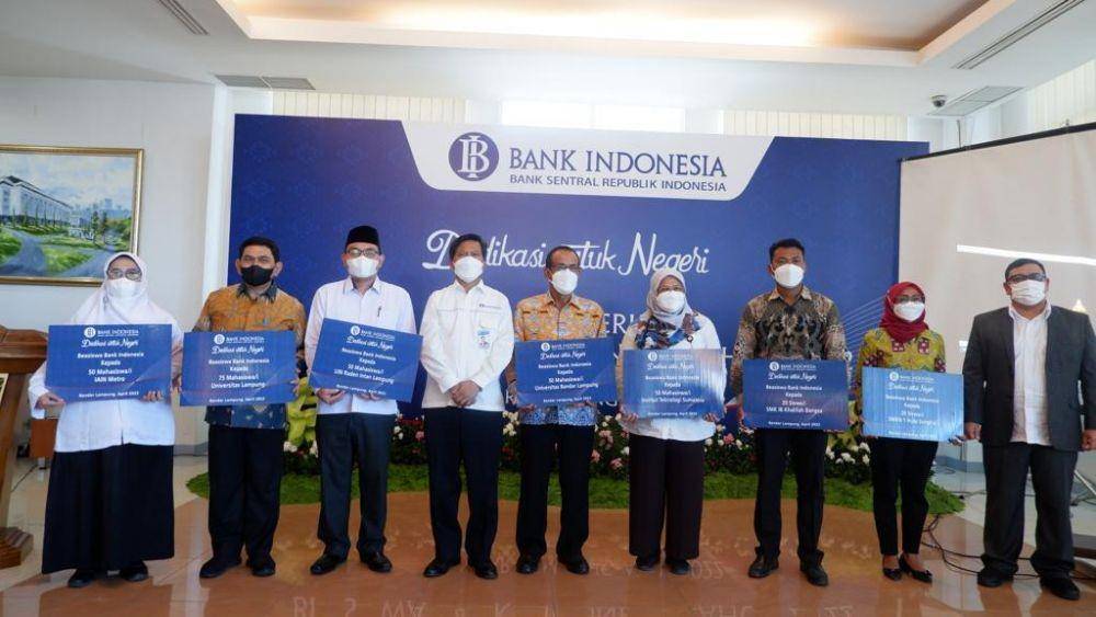 Serah Terima Beasiswa Bank Indonesia diberikan kepada 5 perguruan tinggi, Senin (11/4/2022). (Dok. BI Lampung).