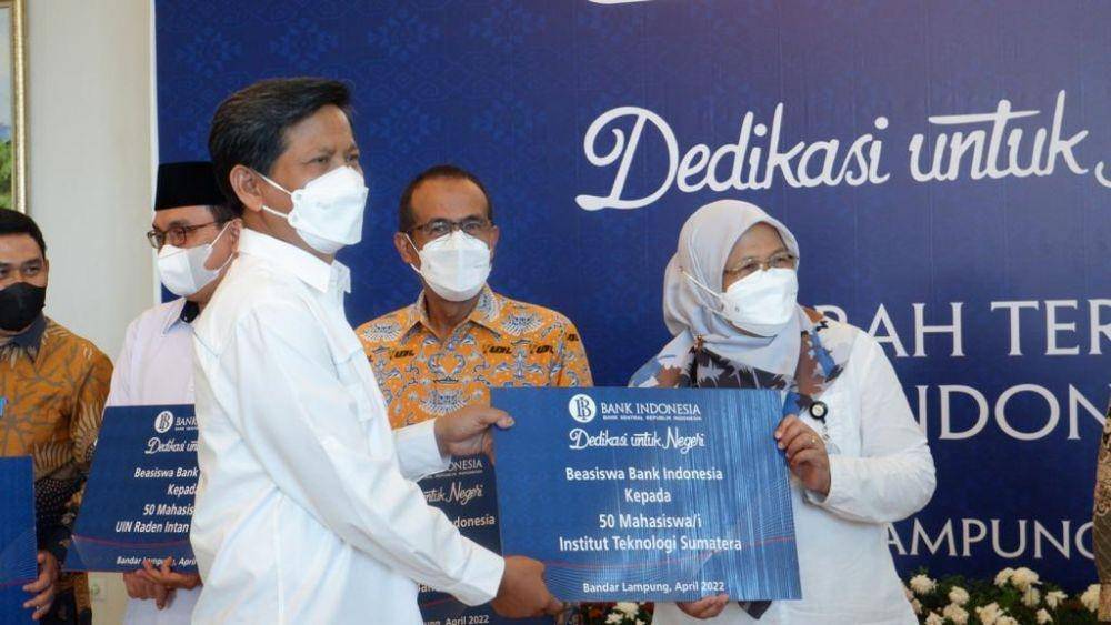 Serah Terima Beasiswa Bank Indonesia diberikan kepada 5 perguruan tinggi, Senin (11/4/2022). (Dok. BI Lampung).