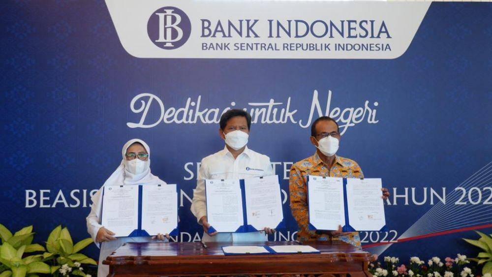 Serah Terima Beasiswa Bank Indonesia diberikan kepada 5 perguruan tinggi, Senin (11/4/2022). (Dok. BI Lampung).