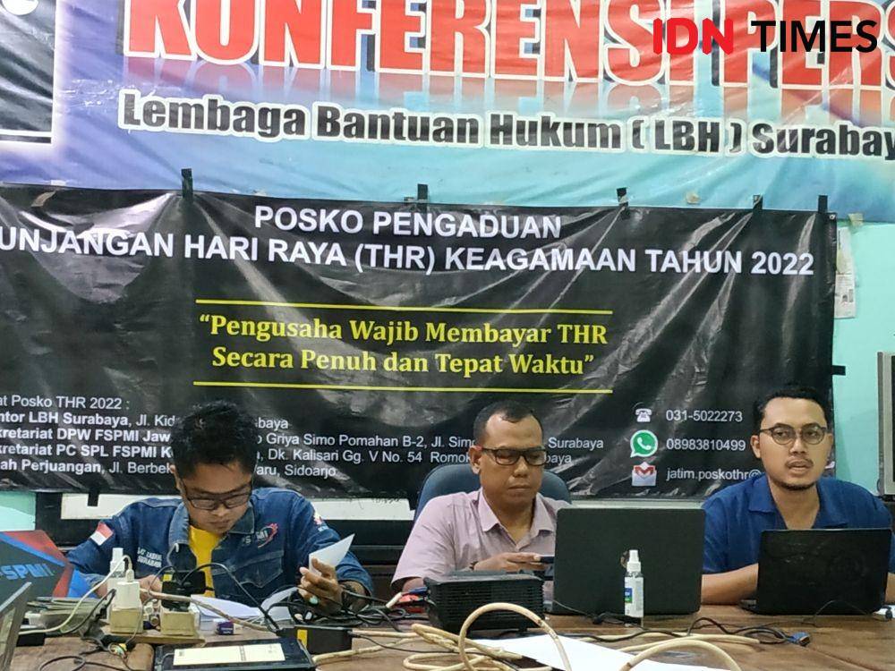 LBH Surabaya saat membuka posko THR 2022, Selasa (12/4/2022). (IDN Times/Khusnul Hasana)