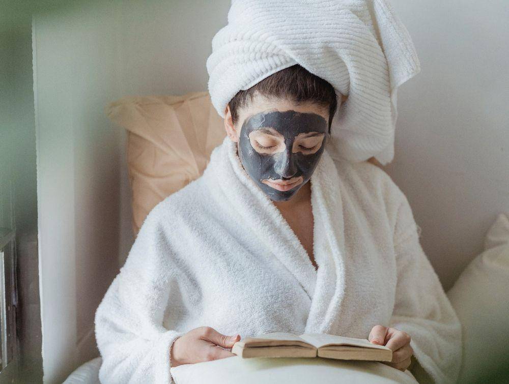 ilustrasi charcoal mask (unsplash.com/Miriam Alonso)