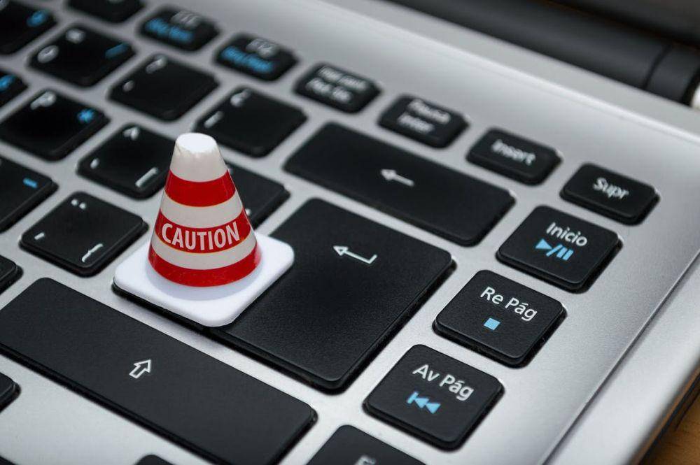 ilustrasi penanda 'caution' di atas keyboard (pexels.com/Fernando Arcos)