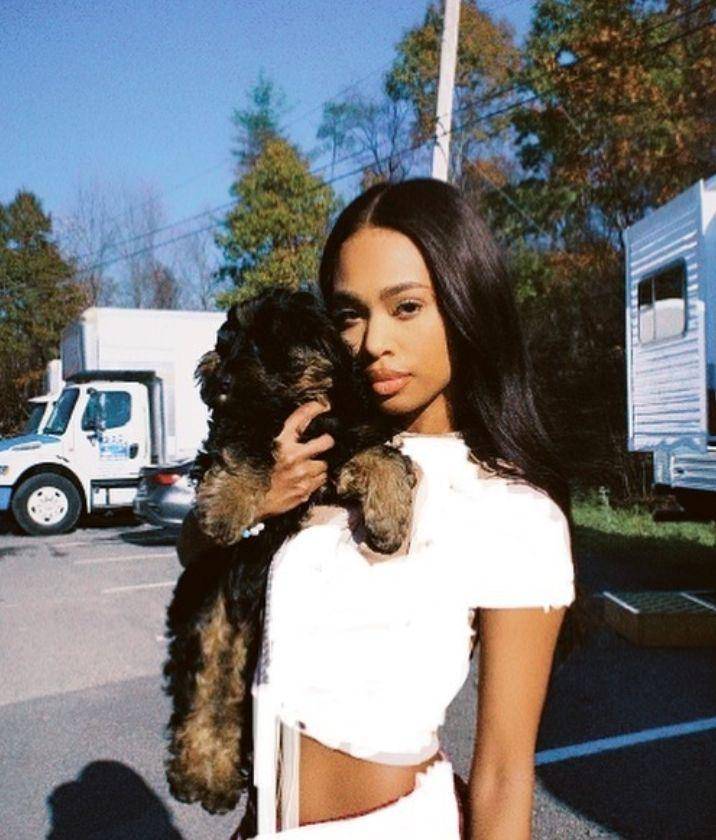 Zaria Simone (instagram.com/zariazariazaria)