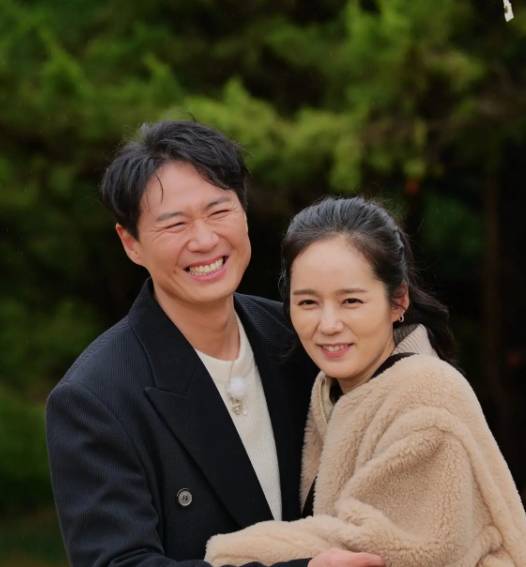 Han Ga In dan Yoon Jeong Hoon di 2 Days 1 Night (instagram.com/kbs_unicorn)