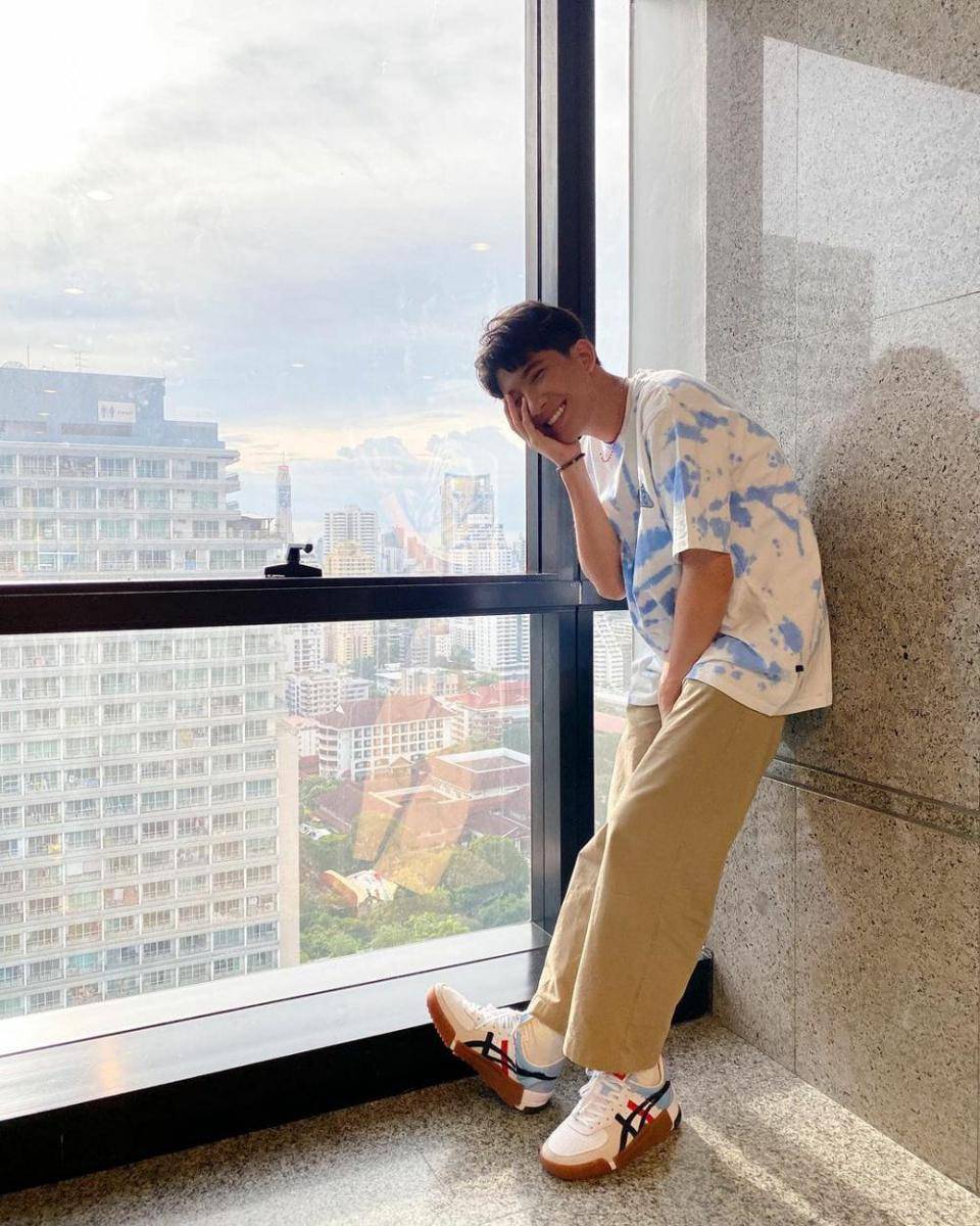 outfit kasual ala Khaotung Thanawat (instagram.com/khaotungg)