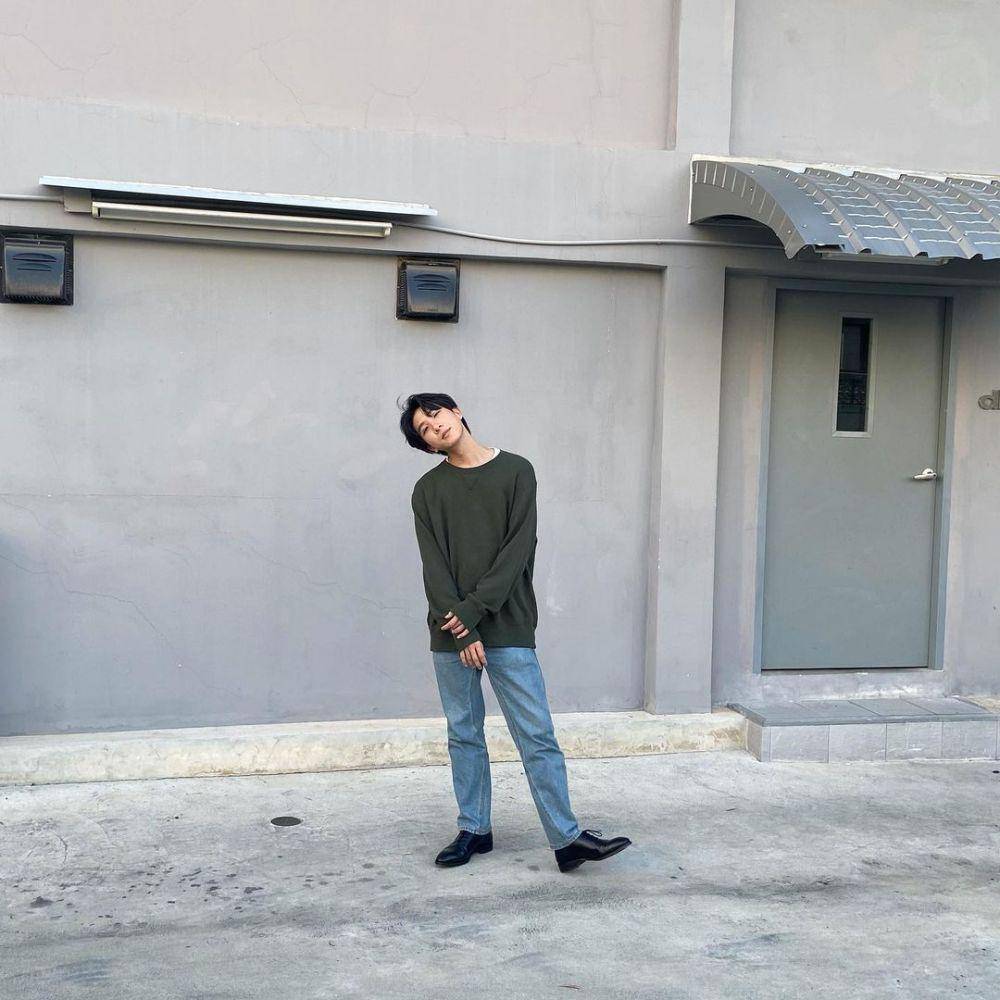 outfit kasual ala Khaotung Thanawat (instagram.com/khaotungg)