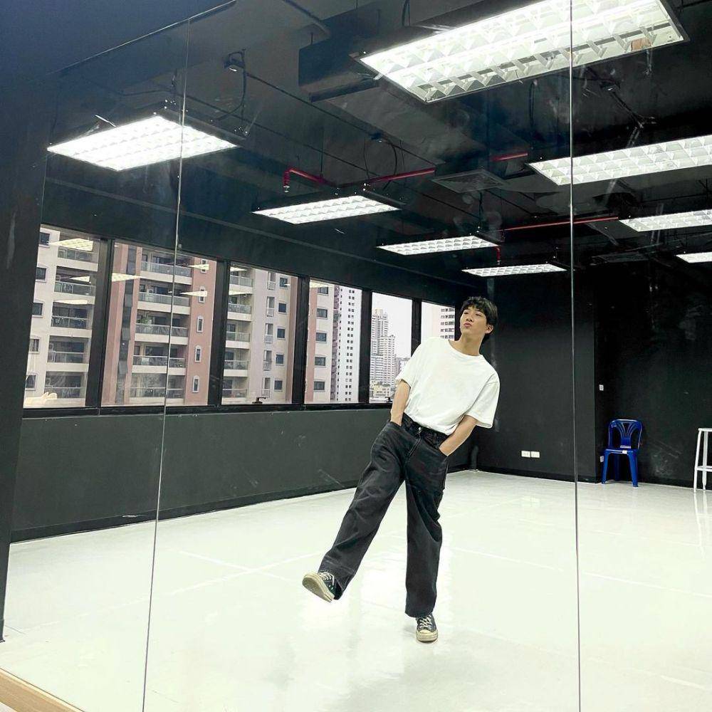 outfit kasual ala Khaotung Thanawat (instagram.com/khaotungg)