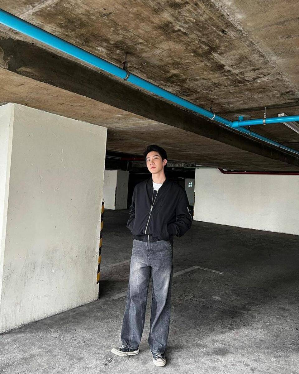 outfit kasual ala Khaotung Thanawat (instagram.com/khaotungg)