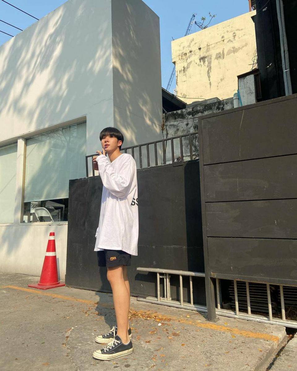 outfit kasual ala Khaotung Thanawat (instagram.com/khaotungg)