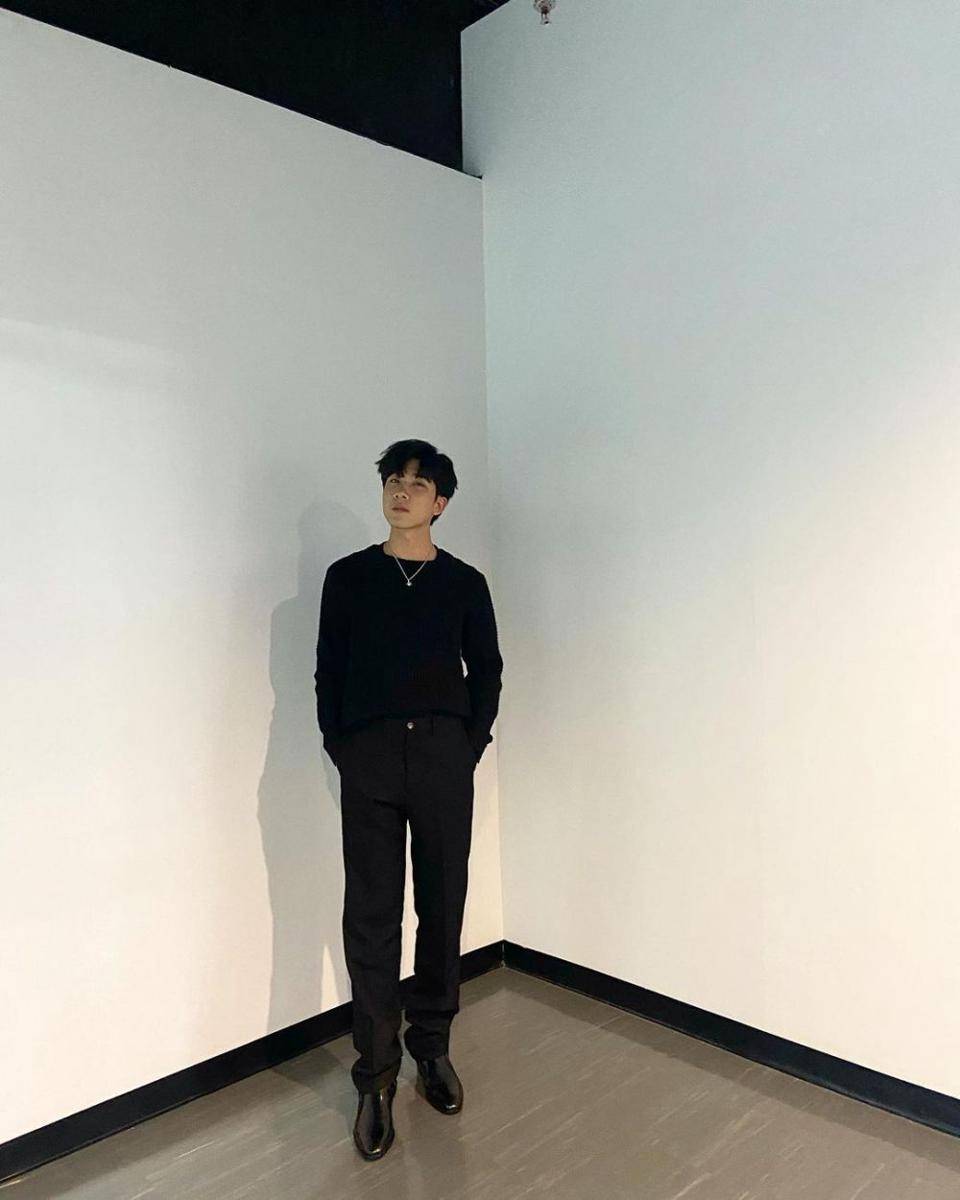 outfit kasual ala Khaotung Thanawat (instagram.com/khaotungg)