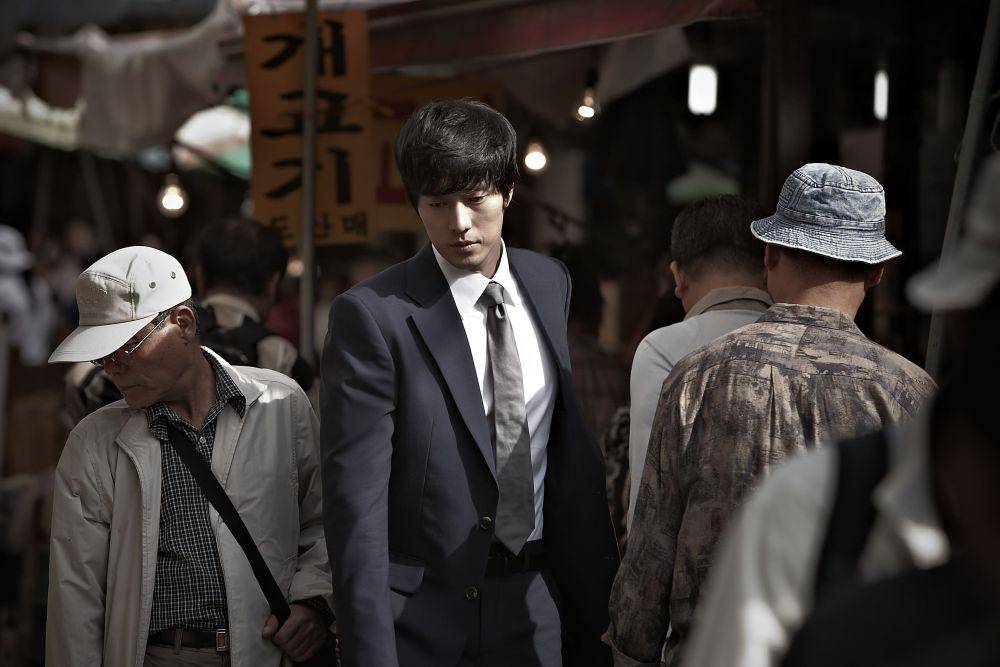 So Ji Sub dalam A Company Man (koreanfilm.or.kr)